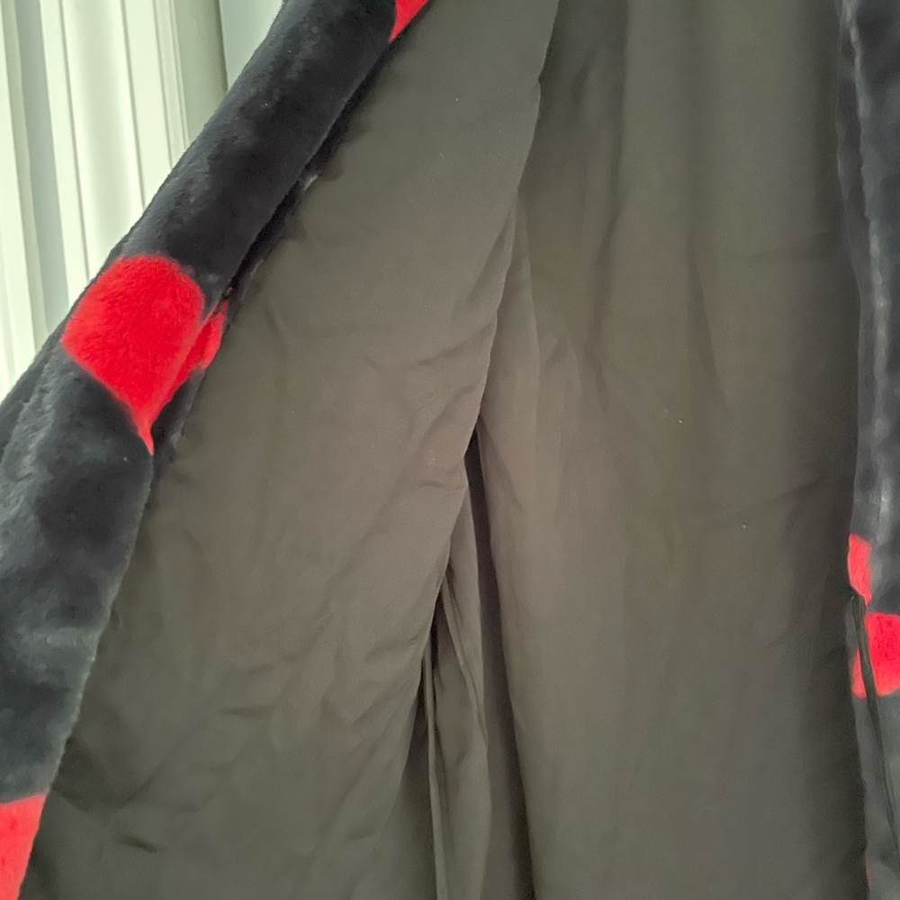Kate Spade Medium plush robe black with red & pink hearts & pockets! Valentine’s - Picture 11 of 17